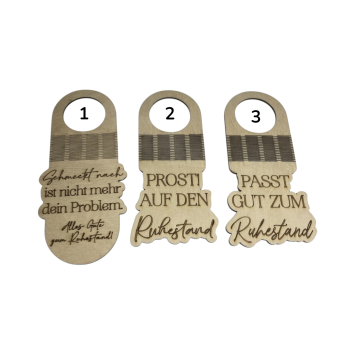 Handgefertigter Flaschenanhänger aus Birkenholz mit gelaserter Gravur zum Ruhestand, dekorativ an einer Weinflasche angebracht.